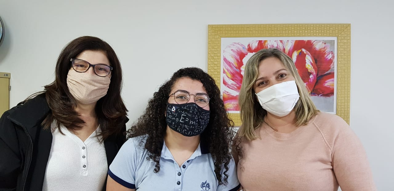Professora leva cartas aos alunos em meio a quarentena