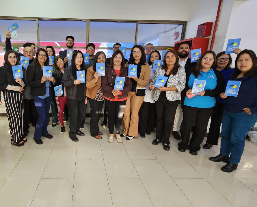 Personal del Colegio Adventista recibe el Libro del Año 2025