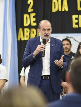 Acto junto al intendente de la ciudad