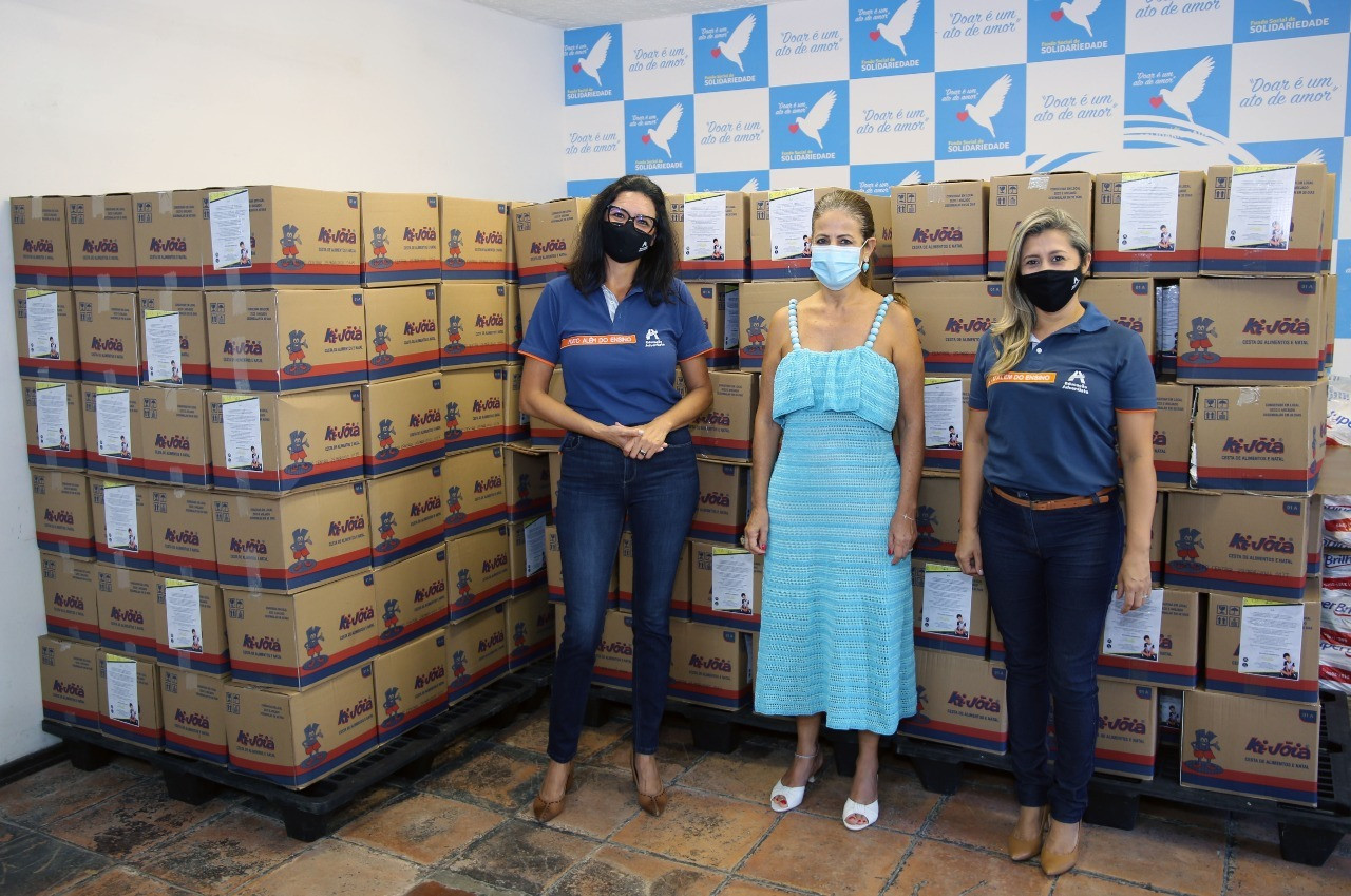 Rede Adventista do litoral doa centenas de cestas básicas