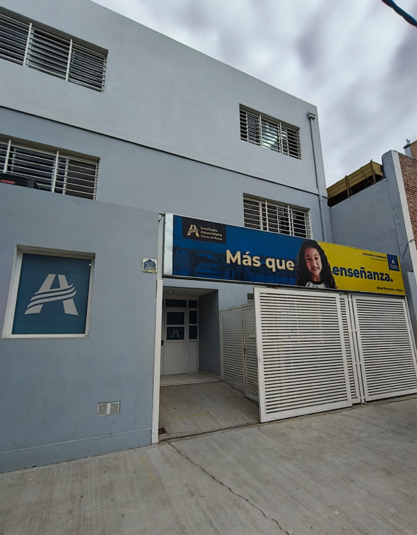 Entrada a Nivel Primario (calle Santa Cruz)