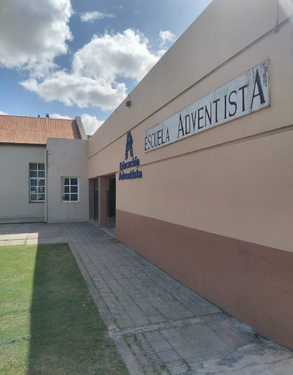 Frente Escuela Adventista General Galraza