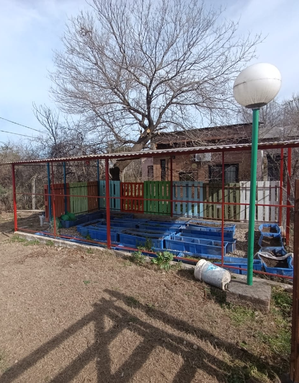 Patio Nivel Primario y Huerta escolar