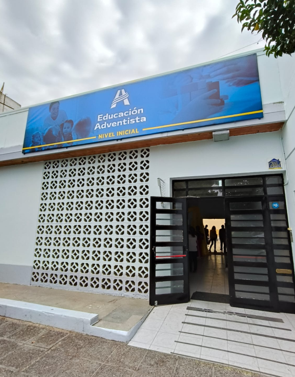 Entrada de Nivel Inicial (calle 9 de Julio)