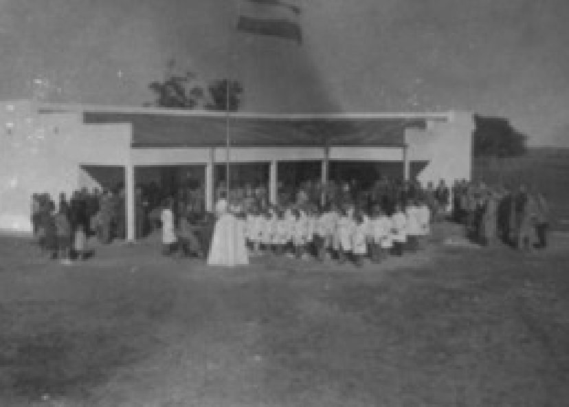 Inauguración de la primera escuela