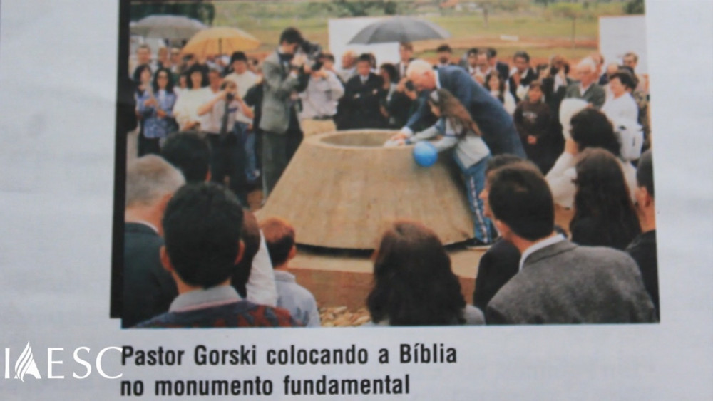 Pastor Gorski colocando a Bíblia no monumento
